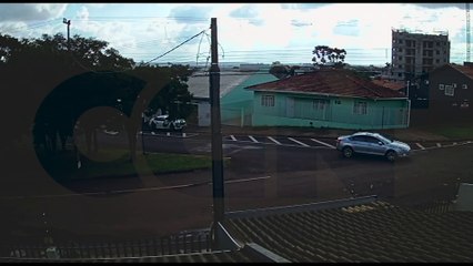Câmera registra acidente envolvendo carro e caminhonete no Bairro Canadá