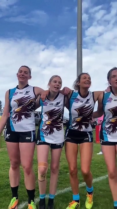 Seahawks' women sing the song | BAY POST | August 9, 2022