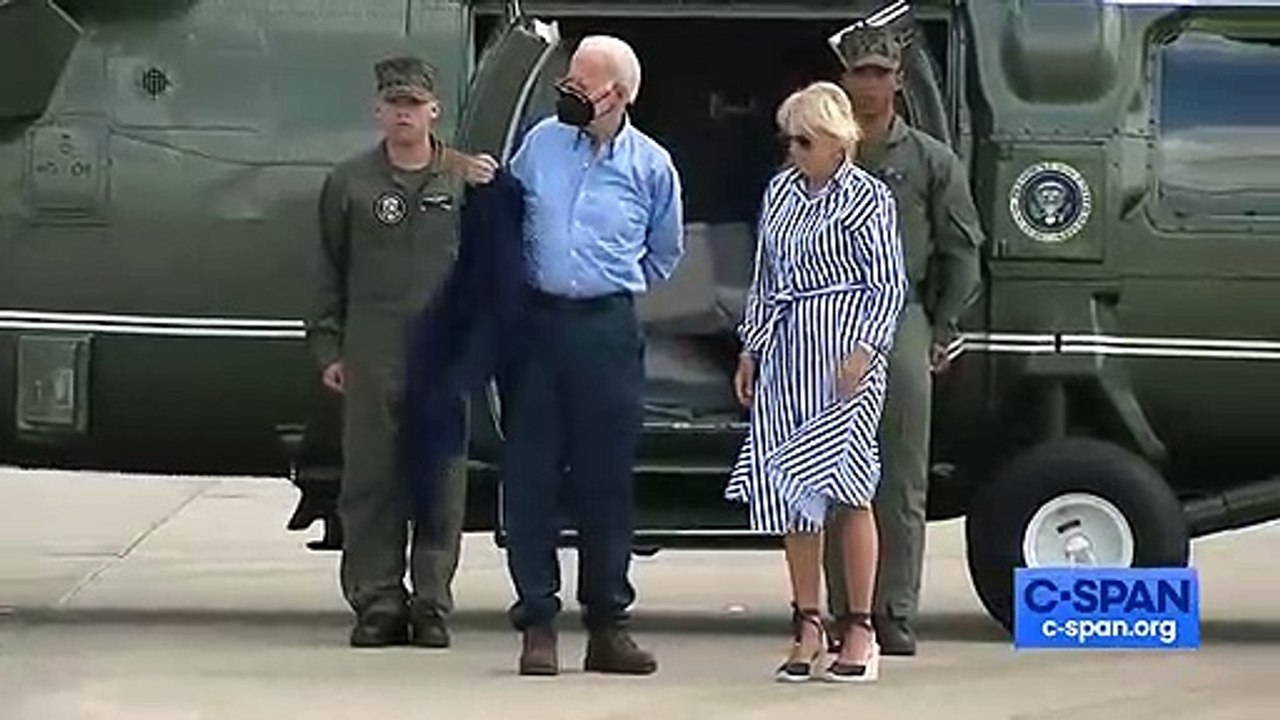 L'image troublante du Président Joe Biden qui ne parvient pas à mettre sa veste devant les caméras puis perd ses lunettes - Regardez