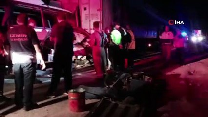 Feci kaza! Tır ile servis minibüsü çarpıştı