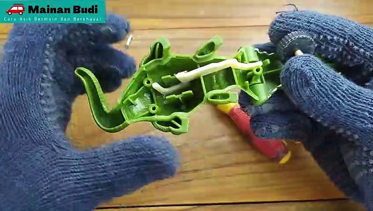 Merakit Mainan Buaya