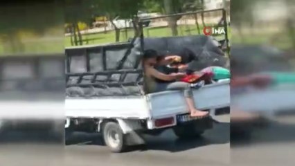 Bursa'da kamyonet kasasında tehlikeli yolculuk