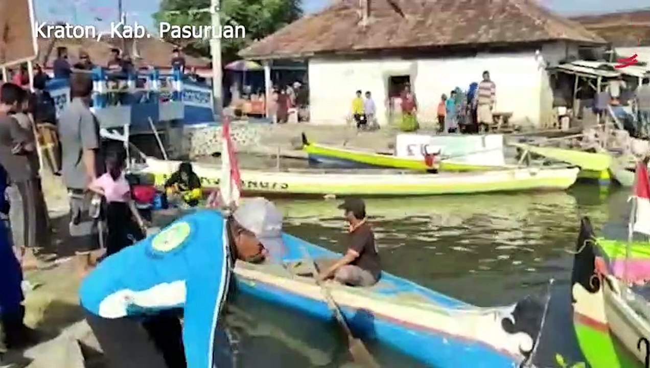 Warga Pesisir Pasuruan Larung Sesaji, Petik Laut Asyura