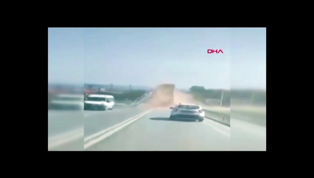 Kamyonun seyir halinde açılan damperi, PTS direğini devirdi