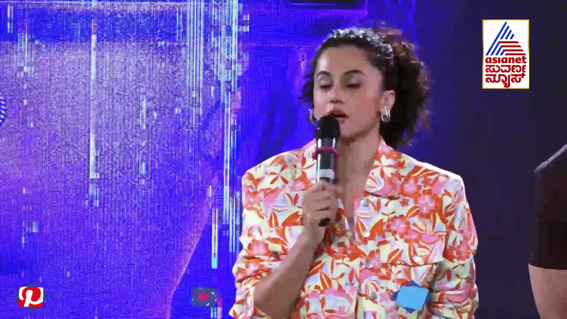 ವಿಶೇಷ ಗಿಫ್ಟ್ ನೀಡಿದ ಅಭಿಮಾನಿಯನ್ನು ತಬ್ಬಿಕೊಂಡ ತಾಪ್ಸಿ; ವಿಡಿಯೋ ವೈರಲ್ 