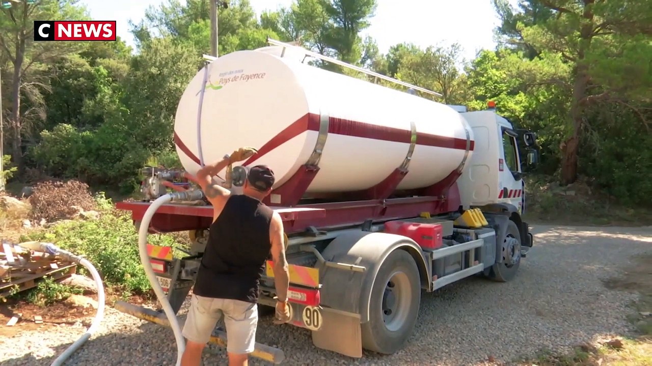 Sécheresse - A Seillans, dans le Var, la consommation d'eau est très limitée - Le village, dont les nappes phréatiques sont à sec, est ravitaillé par un camion citerne - VIDEO