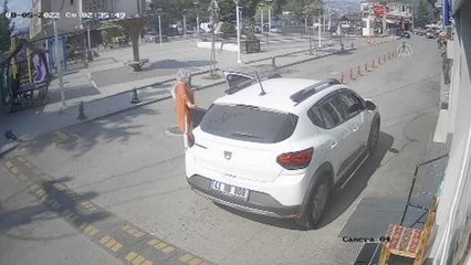 Engelli eşini park halindeyken hareket eden aracın altında kalmaktan kurtardı