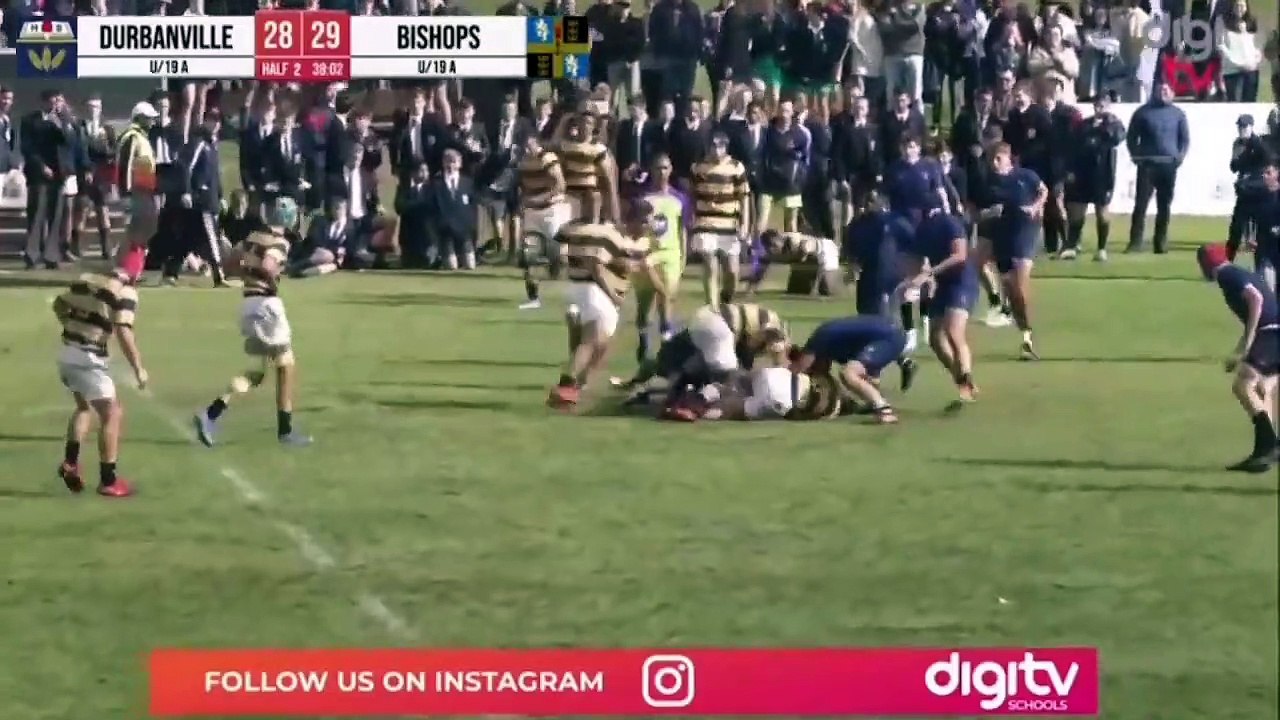 Un rugbyman pense que son équipe gagne (alors que non) et tire en touche pour arrêter le match