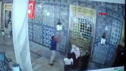 Çekiçle tarihi çinilere zarar verdi! İşte Eyüp Sultan Türbesi'ne yapılan saldırının görüntüleri
