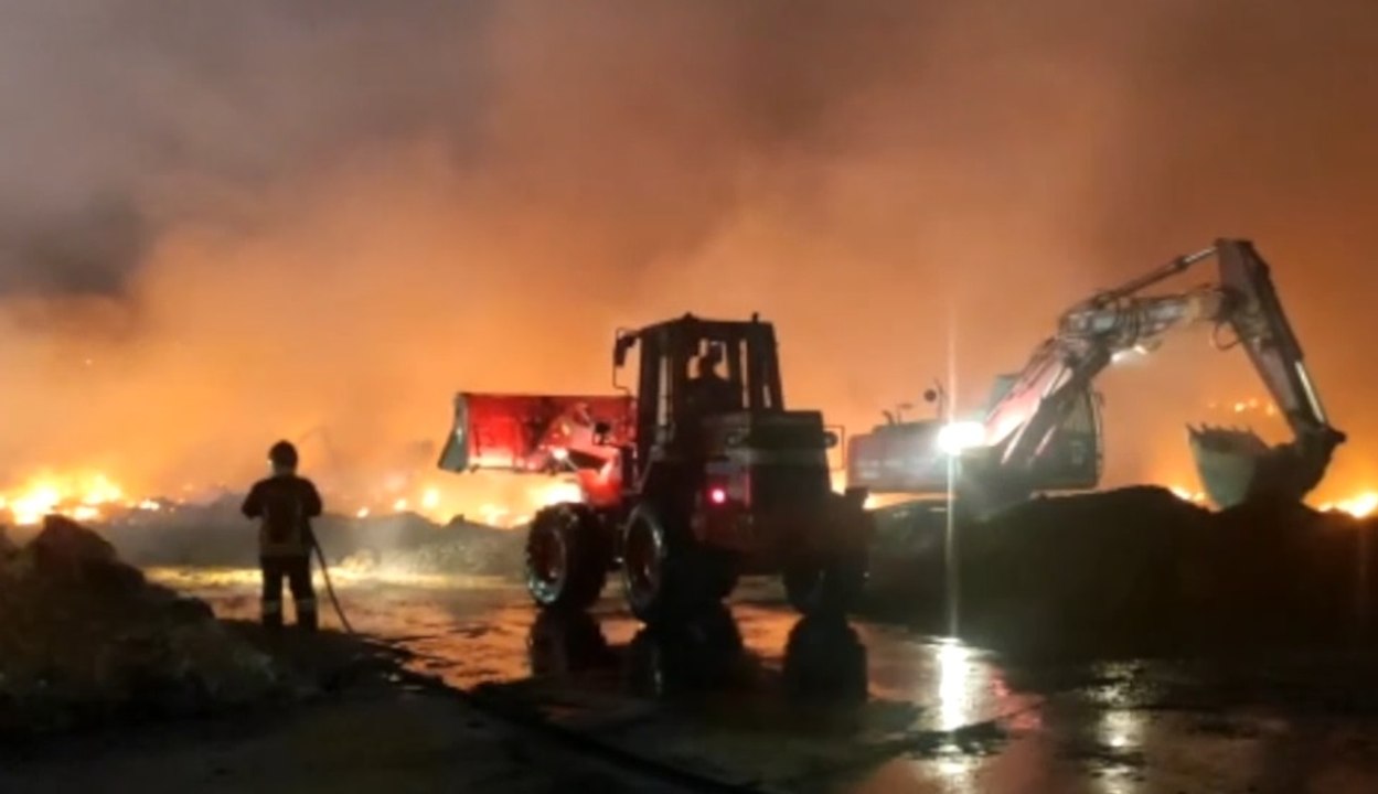 Sassari - Incendio in azienda rifiuti, prosegue lavoro dei Vigili del Fuoco (09.08.22)