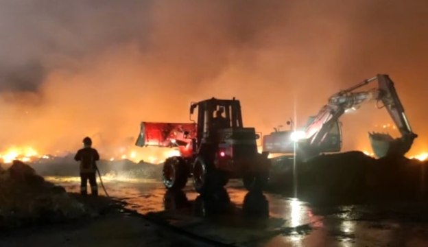 Sassari - Incendio in azienda rifiuti, prosegue lavoro dei Vigili del Fuoco (09.08.22)