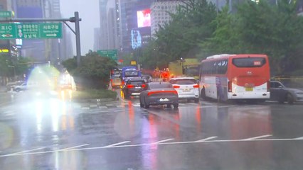'물 폭탄' 맞았던 강남...퇴근길 교통 혼잡 시작 / YTN