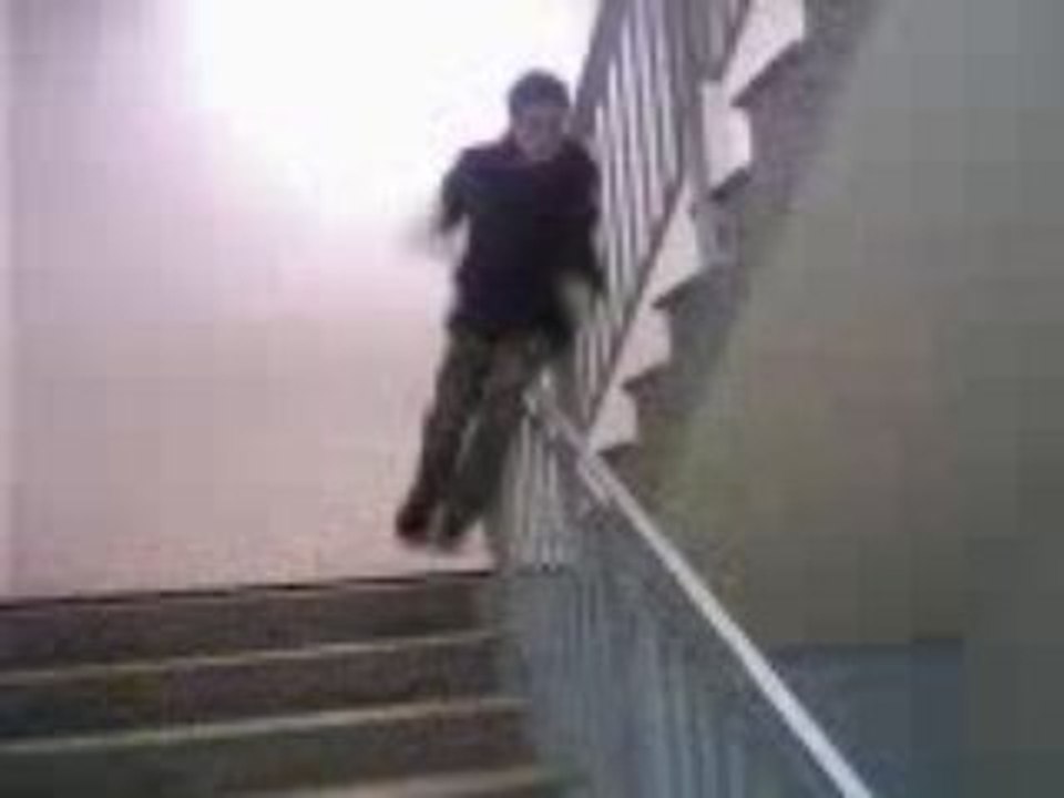 Chute crashkevin sur une rampe d'escalier au college - Vidéo Dailymotion