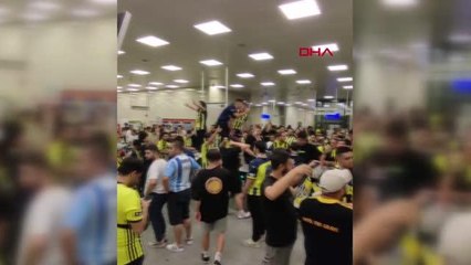 İSTANBUL-YOLDA KALAN FENERBAHÇELİ TARAFTARLARDAN MARMARAY'DA PROTESTO; EK SEFER DÜZENLENDİ