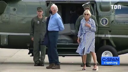 Joe Biden mal en point, il n'arrive pas à mettre sa veste et perd ses lunettes