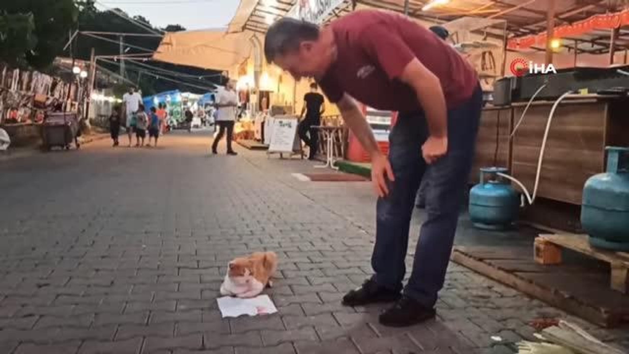 Alışveriş stantlarında hırsız şoku: Tezgahtan kıyafet çalarken yakalanan hırsız esnafı darp edip kaçtı