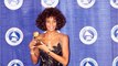 Voici - Whitney Houston : la chanteuse a-t-elle été en couple avec Kevin Costner, son partenaire dans Bodyguard ?