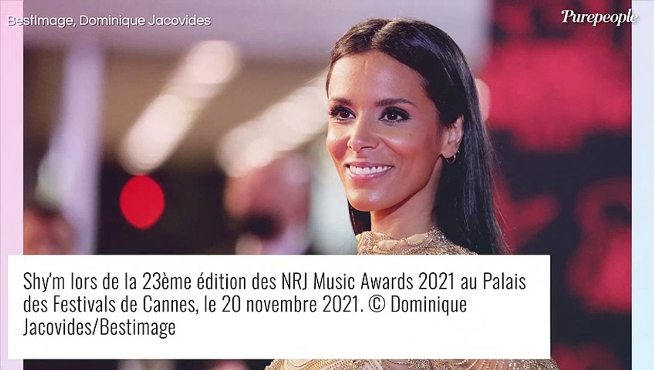 Shy'm : Maillot de bain échancré et figures acrobatiques... La chanteuse s'éclate en vacances !