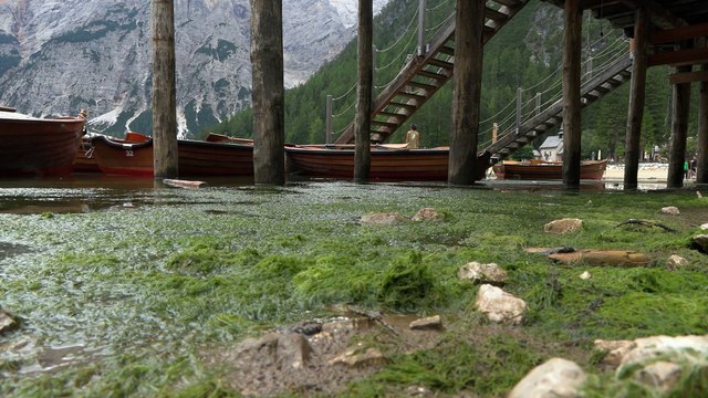 Emergenza siccità, anche il lago di Braies si ritira: la siccità ridisegna il paesaggio da cartolina