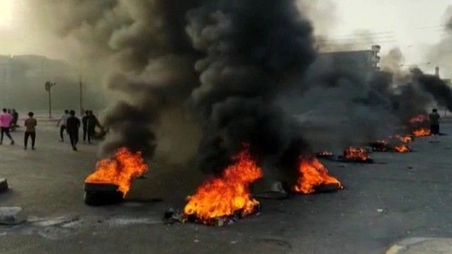 Irak'ta elektrik kesintileri protesto edildi: Yolları lastik yakarak ve barikatlar kurarak kapattılar