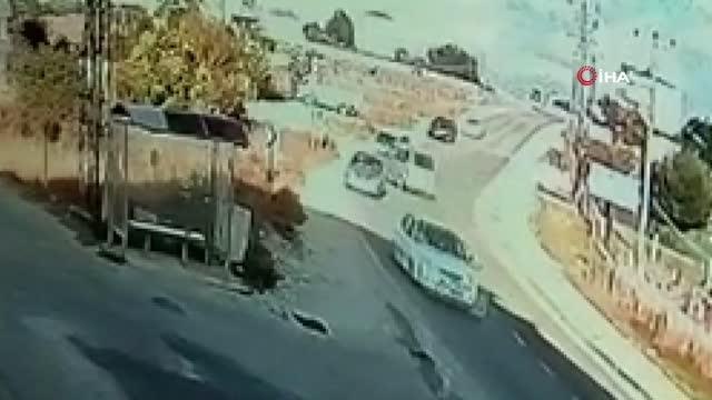 Son dakika haberleri! Viraja hızlı giren araç, polis otosuna çarptı... O anlar kamerada