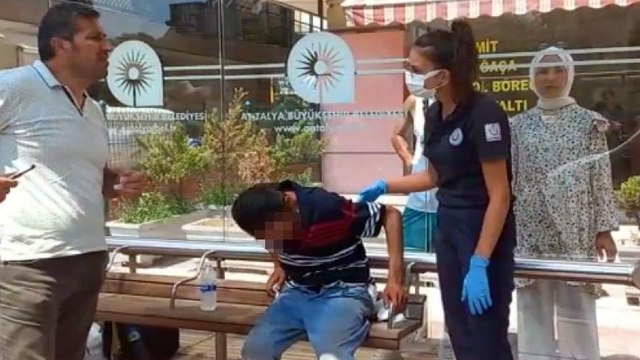 Bıçaklandığını otobüs durağında oturunca anladı
