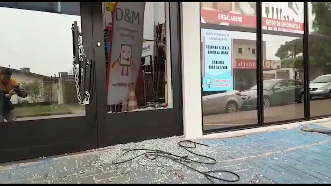 Com pedra, ladrões estouram vidraça de empresa no Santo Onofre e realizam furto