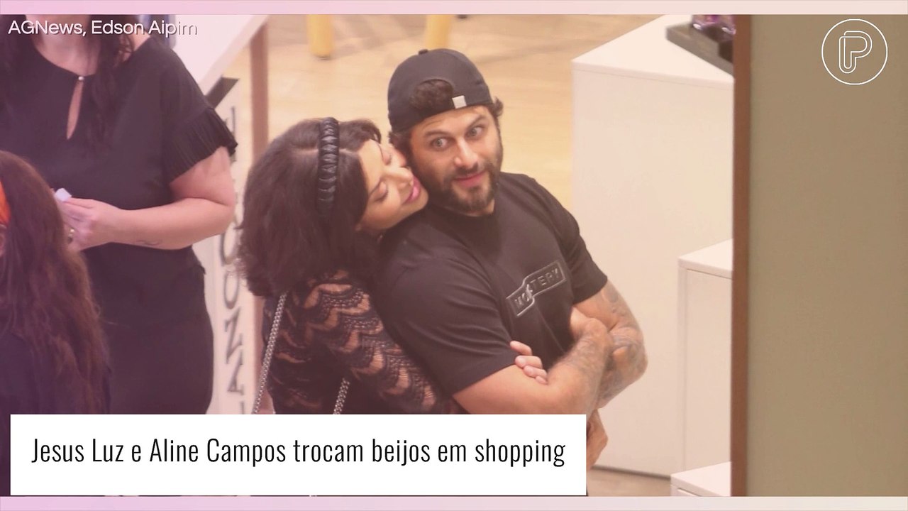 Em clima de romance! Aline Campos e Jesus Luz trocam beijos em shopping do Rio. Fotos!