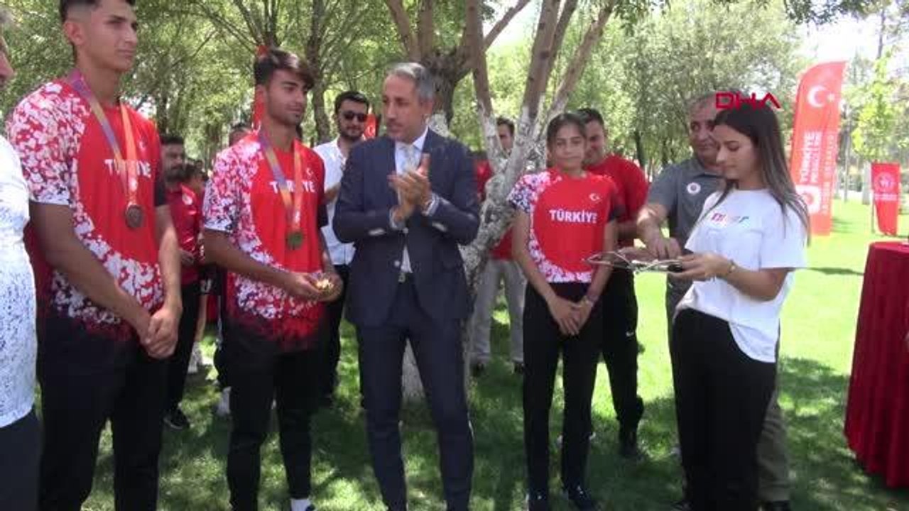 Batman gündem haberleri... SPOR Batmanlı Dünya şampiyonu atletler ve antrenörleri tam altınla ödüllendirildi