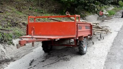 Devrilen patpatın sürücüsü dede ve yanındaki 2 torunu yaralandı