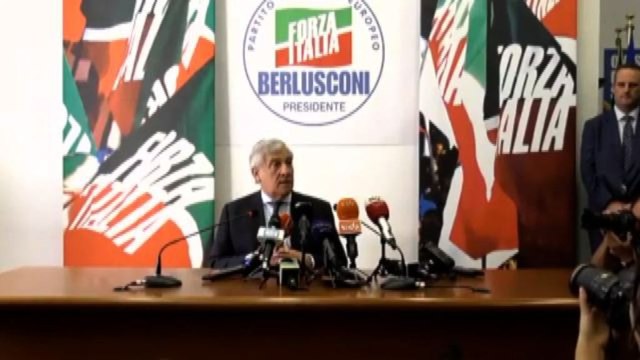 Tajani presenta il simbolo di Forza Italia: noi il vero centro