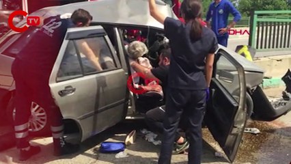 Direğe çarpan otomobilde sıkıştı, itfaiyeciler yaralı kurtardı