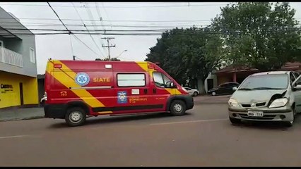 Homem fica ferido após colisão entre carros na Rua Jorge Lacerda