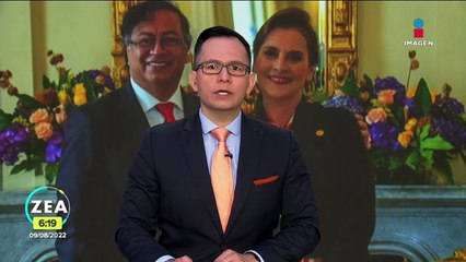 Beatriz Gutiérrez Müller le entrega carta a Gustavo Petro