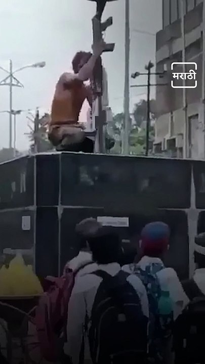 Watch: Mentally Disturb Man Cleaned The Martyr's Memorial In Nashik, Video Gone Viral