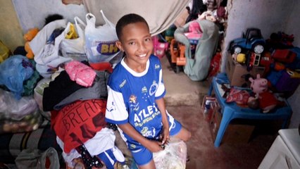 Affamé, un enfant de 11 ans appelle la police pour le sauver, son histoire émeut le Brésil