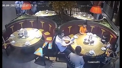 On t'avait bien dit de ne pas jouer avec la table qui tourne, idiot...