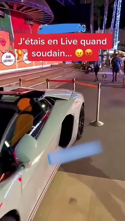Un rageux crache sur une Lamborghini garée dans la rue à Juan-les-Pins