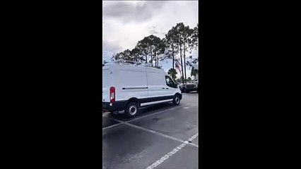 Elle veut sortir de sa voiture sans se mouiller... presque