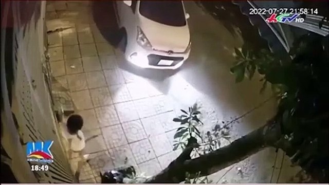 Quand tu confonds l'accélérateur avec le frein en te garant... Chaud