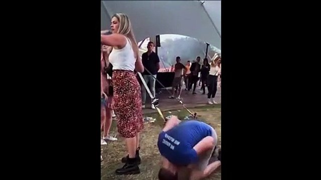 Il a inventé la danse de l'autruche lors d'un festival et c'est très drôle