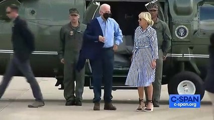 La pelea de Biden con la chaqueta y las gafas de sol