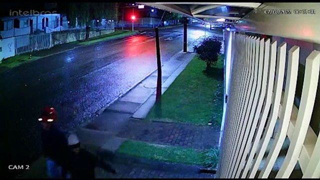 Câmeras flagram ladrões furtando moto na Rua JK