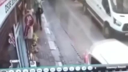 Halk otobüsünün açılan bagaj kapağının çarptığı yaya yaralandı