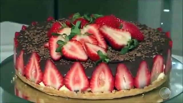 Aprenda a fazer torta gelada de morango e chocolate