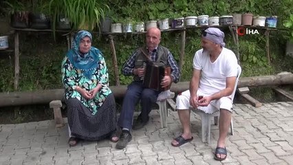 Görme engelli adam hayata dört elle sarılıyor