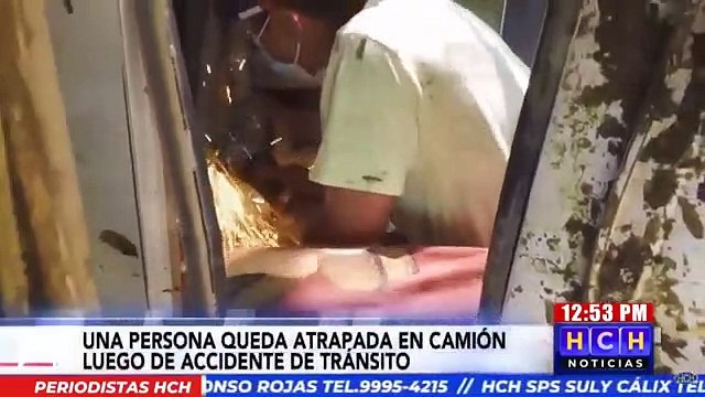 ¡Tras brutal colisión! Bomberos intentan rescatar una persona atrapada dentro de camión