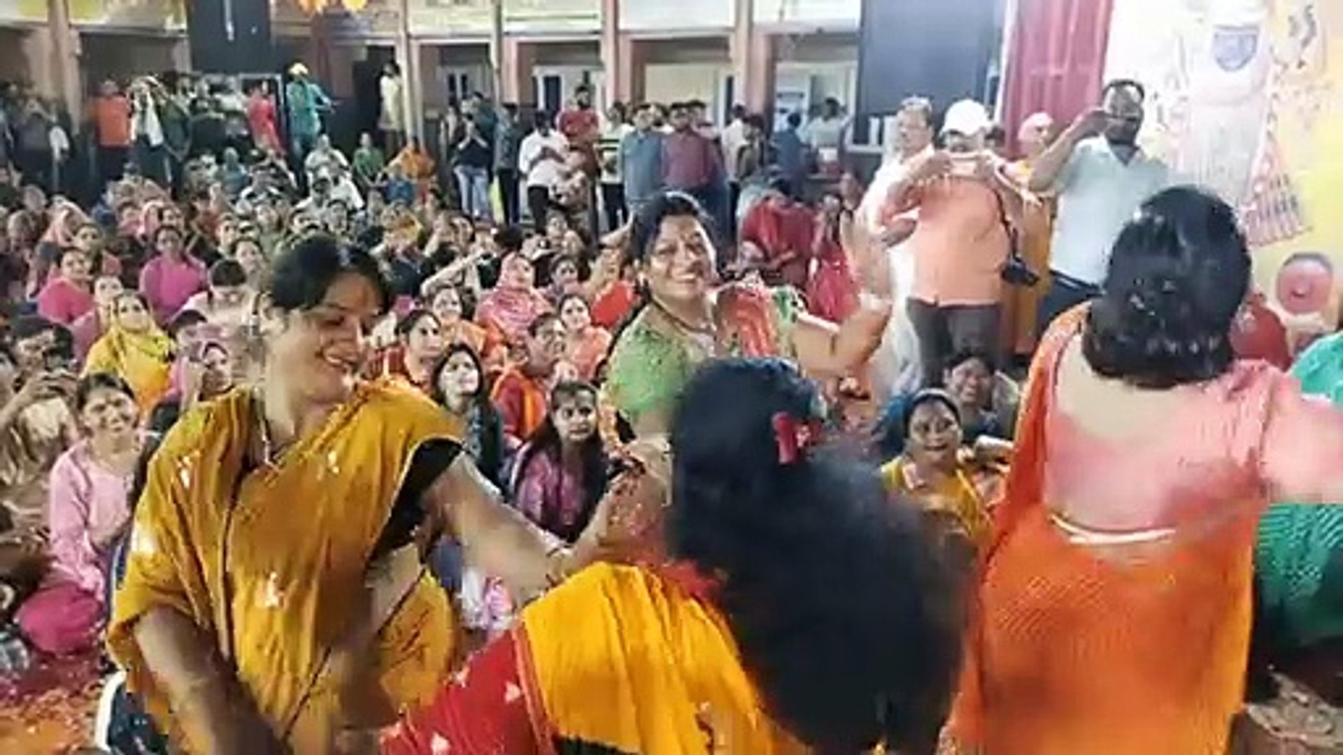 ऐसा भजन गाया कि झूमने लगी महिलाएं