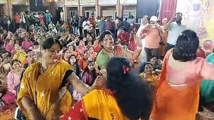 ऐसा भजन गाया कि झूमने लगी महिलाएं
