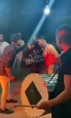 Bursada bir düğünde damada jartiyer giydirdiler